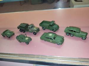 lot 323 image: Collection of 7 Dinky Toys Military Vehicles