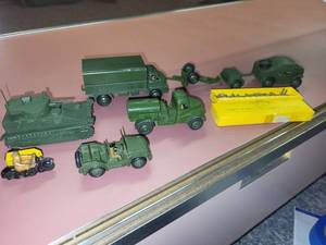 lot 325 image: Vintage Dinky Toys Military Vehicles Set with Army Personnel