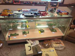 lot 328 image: Lighted Glass Display Case - Contents Not Included