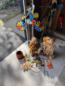 lot 332 image: Collection of Fall and Halloween Outdoor Decor