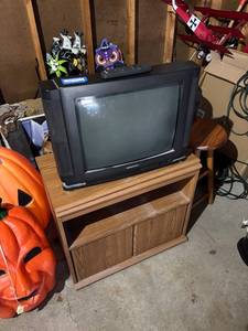 lot 352 image: Used Magnavox CRT Television with Oak Entertainment Stand