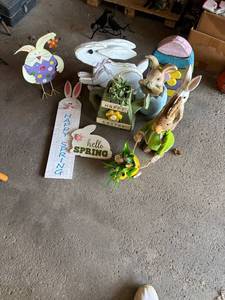 lot 359 image: Easter and Spring Themed Decor Collection