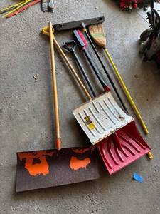 lot 360 image: Collection of 6 Assorted Yard Tools and Equipment