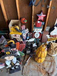 lot 362 image: Collection of Festive Wooden Yard Decorations