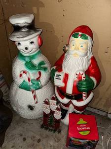 lot 372 image: Set of Inflatable and Decorative Christmas Figures