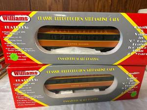 lot 381 image: Pair of Williams Electric Trains Great Northern Empire Builder