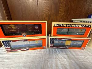 lot 382 image: Set of 4 Lionel Electric Vintage Collector Box Cars