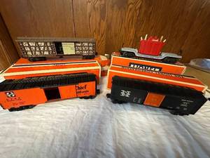 lot 384 image: Vintage Lionel Electric Trains Set - 4 Cars with Original Boxes