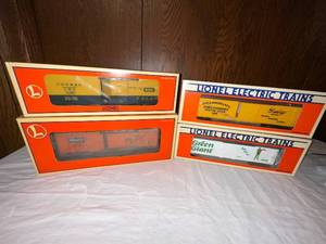 lot 385 image: Set of 4 Lionel Electric Train Boxcars - Hormel and Frisco Brands
