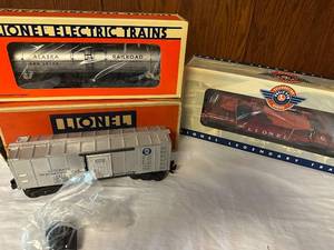 lot 387 image: Collection of 3 Lionel Electric Trains with Original Boxes