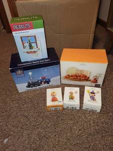 lot 391 image: Set of 7 Peanuts Figurines and Decorations by Hallmark