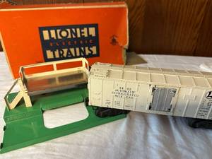 lot 394 image: Vintage Lionel Electric Trains No. 3462 Automatic Refrigerated Milk Car with Original Box