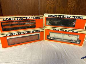 lot 395 image: Set of 4 Lionel Electric Train Cars Great Northern & NASA Edition