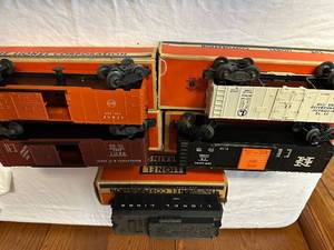 lot 398 image: Collection of 5 Lionel Vintage Model Train Cars with Boxes