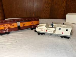 lot 406 image: Lionel Train Cars Set Milwaukee Road Boxcar and Rescue Unit
