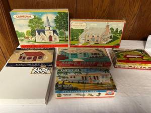 lot 414 image: Collection of Vintage Plasticville, U.S.A. Building Kits