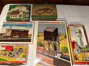 lot 415 image: Collection of Vintage Plasticville U.S.A. HO Scale Model Kits