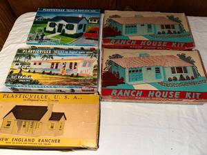lot 416 image: Collection of 5 Vintage Plasticville U.S.A. Building Kits