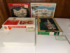 lot 417 image: Collection of Bachmann Plasticville O Scale Model Kits - Hospital, Apartment House, Colonial Church