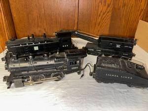 lot 419 image: Vintage Lionel Train Set including Engine, Tender, and Caboose