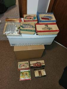 lot 435 image: Collection of Vintage Plasticville U.S.A. Building Kits