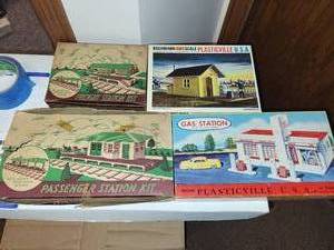 lot 436 image: Collection of Bachmann Plasticville USA Model Building Kits