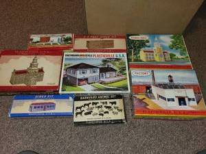 lot 437 image: Set of 6 Vintage Plasticville U.S.A. Building Kits with Accessories
