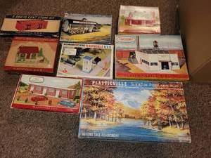 lot 438 image: Collection of Vintage Plasticville USA Structure Kits