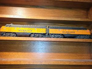 lot 449 image: Pair of Milwaukee Road Model Train Locomotives