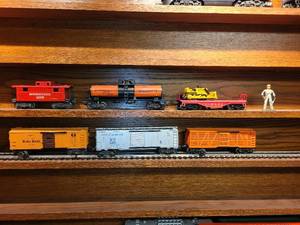 lot 450 image: Vintage Lionel Train Set with Steam Engine and Caboose