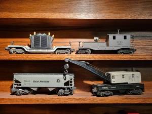 lot 451 image: Set of 4 Vintage Lionel Lines Model Train Cars