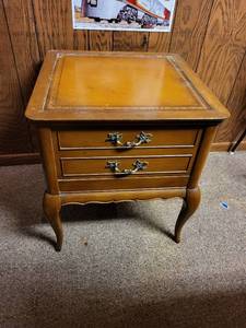 lot 453 image: Vintage Wooden End Table with Drawers