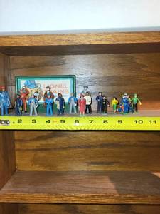 lot 454 image: Set of 16 Vintage Lionel Train Figures with Original Box