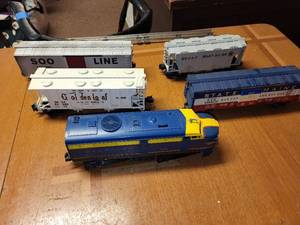 lot 468 image: Set of 4 Vintage Model Trains including Santa Fe and Great Northern