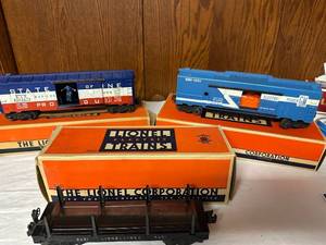 lot 482 image: Vintage Lionel Train Cars Set with Boxes