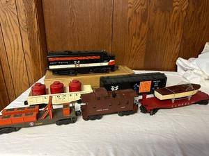 lot 488 image: Vintage Lionel O-Gauge Electric Model Train Set with New Haven Locomotive and Cars