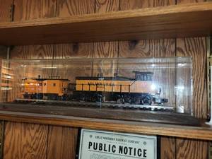 lot 497 image: Milwaukee Road 467 Locomotive and Caboose Model Train Set