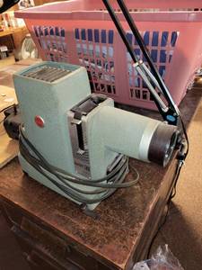lot 511 image: Vintage Bausch & Lomb Balomatic Slide Projector with Remote Control