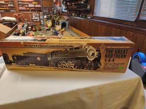 lot 6 image: Lionel Great Northern 4-8-4 O Gauge Steam Locomotive & Tender