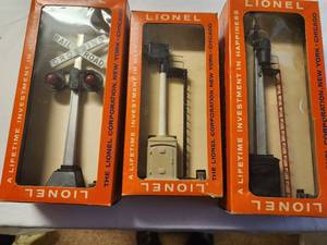lot 9 image: Set of 3 Vintage Lionel Train Signals in Original Packaging
