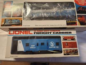 lot 14 image: Lionel O and O27 Gauge Great Northern Freight Carrier Set