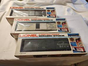 lot 19 image: Set of 3 Lionel O and 027 Gauge Rolling Stock Boxcars