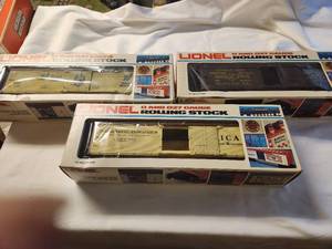 lot 20 image: Set of 3 Lionel O and 027 Gauge Rolling Stock Model Trains