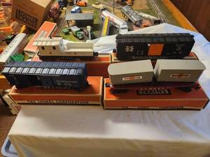 lot 22 image: Collection of 5 Lionel Vintage Model Train Cars with Original Boxes