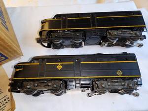 lot 25 image: Lionel No. 2032 Erie Twin Diesel Locomotive Set with Original Box