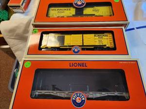 lot 26 image: Lionel Milwaukee Road Model Train Cars - Set of 3 in Original Packaging