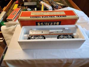 lot 27 image: Lionel Electric Trains Santa Fe Non-Powered F-3 B Unit Die-Cast