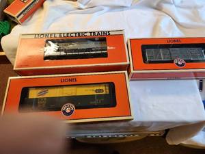 lot 121 image: Set of 3 Lionel Model Trains in Original Packaging