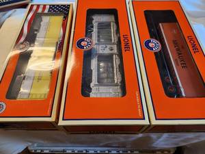 lot 123 image: Set of 3 Lionel Collectible Train Cars in Original Packaging