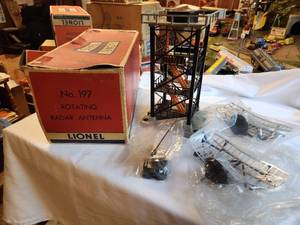 lot 124 image: Lionel No. 197 Rotating Radar Antenna with Original Box